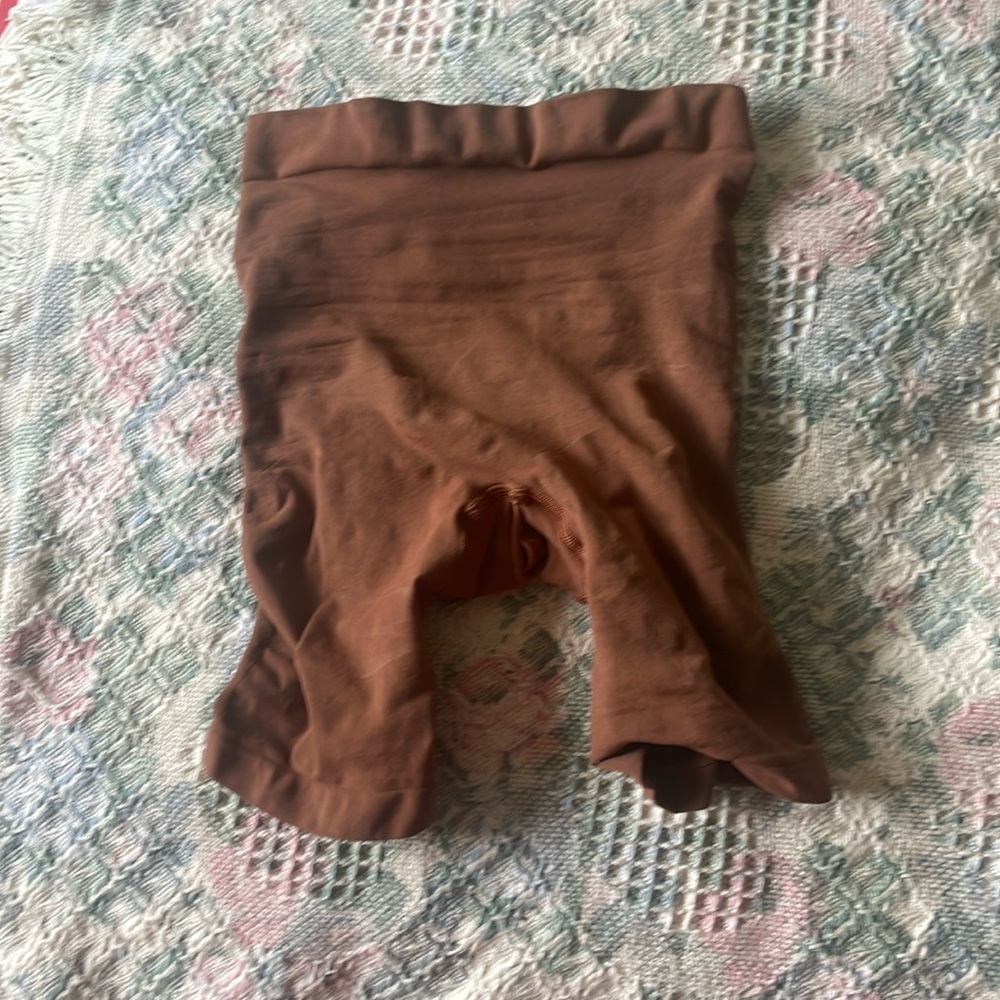 Skims never worn (only tried on) SEAMLESS SCULPT MID THIGH SHORT